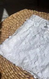 Minifalda blanca con lentejuelas.