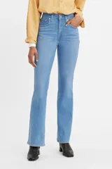 Pantalón de jean de tiro alto, corte ajustado en la cadera y muslo, y bota acampanada.