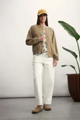 Chaqueta bomber color marrón claro con cierre frontal y mangas largas con puños elásticos.