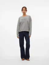 Sudadera gris melange con cuello redondo, mangas largas y estampado frontal con la frase "KEEP GOING Have a nice day!".