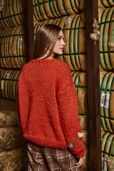 Sweater tejido y bordado a mano de lana color ladrillo, de calce holgado, con cuello a la base y puños. Presenta bordados de figuras humanas y animales.