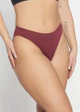 Bombacha bikini tiro alto color borgoña, de microfibra sin costuras y laterales anchos.