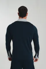 Remera de entrenamiento Nike color azul marino con detalles en gris en los hombros y logo de la selección uruguaya en el pecho.