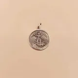 Medalla redonda de plata 925 con la imagen en relieve de San Miguel Arcángel derrotando al demonio. Incluye aro para colgar en cadena.