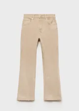 Pantalón de jean color beige, de corte recto, tiro medio y largo cropped. Presenta bajo deshilachado y cinco bolsillos.