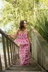 Falda larga de lino con estampado ikat en tonos rosa y blanco, de corte irregular y cierre invisible en el lateral.