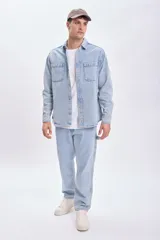 Pantalón de jean celeste, corte recto, estilo carpintero, con bolsillos laterales y traseros.