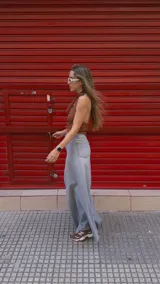 Pantalón de jean celeste de tiro medio con pierna extra ancha y caída fluida, con bolsillos delanteros y traseros, y cierre frontal con cremallera y botón metálico.