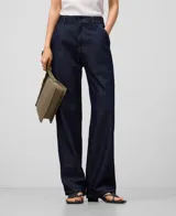 Pantalón de denim de algodón para mujer, color azul oscuro. Diseño de tiro alto, con trabillas, cierre con botón metálico y cinco bolsillos. Corte recto con pespunte decorativo a contraste.