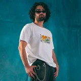 Remera blanca de corte recto con estampado de tigres y texto "It's like a jungle sometimes".