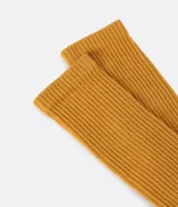 Par de medias largas color marrón claro (tostado), con textura acanalada vertical y detalle de costura en la puntera.