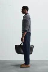 Pantalón azul marino de corte recto, con cintura elástica ajustable con cordón, bolsillos laterales y traseros.