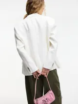 Blazer blanco de corte clásico con solapas y doble botonadura.
