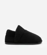 Pantufla tipo bota de poliéster color negro con textura de peluche.