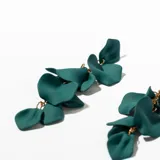 Aros colgantes con forma de pétalos color verde esmeralda.