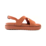 Sandalias bajas color beige con tiras anchas cruzadas en el empeine y pulsera al tobillo con hebilla.