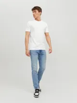Camiseta blanca de manga corta y cuello redondo, corte slim fit.