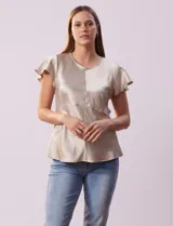 Blusa color naranja óxido de satén, marca Alex & Lili. Manga corta amplia con volados. Corte bajo el busto. Espalda con abertura ojal y botón.