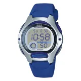 Reloj Casio deportivo digital con caja de resina plateada y correa de resina azul. Esfera digital gris con luz 'Illuminator', hora, fecha (SU 6-30), cronómetro y alarma.