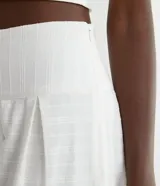Pantalón aladín blanco de algodón con cintura ancha y puños elásticos.