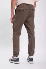 Pantalón deportivo cargo jogger color verde con bolsillos laterales y corte ajustado en los tobillos.