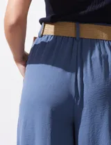 Pantalón capri de gasa bambula color negro, marca Dictionary. Tiene pretina ancha elastizada en la parte trasera, bolsillos delanteros y pierna ancha. Incluye cinturón de rafia con hebilla redonda.