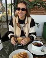 Collar plateado con cadena de eslabones y dije circular texturizado.