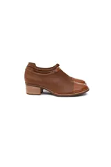 Zapatos acordonados de cuero color caramelo con puntera de charol y taco de madera.