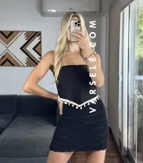 Top strapless color crudo, con detalle de puntilla y caracoles en el ruedo.