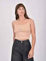 Musculosa gris con breteles finos y bordado de un cangrejo rojo en el pecho.
