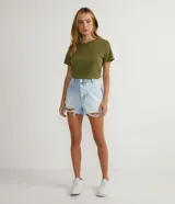 Blusa básica de algodón color tostado, de manga corta con dobladillo y nudo frontal.