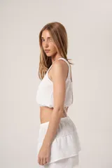 Top blanco de lino con escote cuadrado y corte crop.