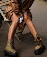 Botas de caña media con cordones, confeccionadas en tejido tweed azul con detalles en cuero marrón.