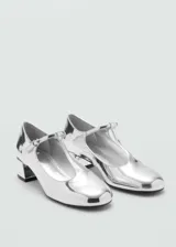 Zapato plateado tipo Mary Jane con tacón bloque metalizado y cierre de hebilla.