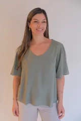 Blusa verde con escote en V y mangas cortas con volados.