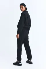 Pantalón de correr negro de tejido funcional DryMove™, corte estándar, cintura elástica con cordón, bolsillos laterales con cierre oculto, piernas levemente ajustadas con elástico revestido y cierre en los bajos. Stretch en cuatro direcciones.