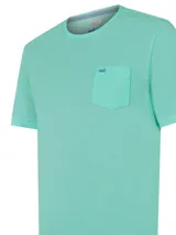 Remera celeste de algodón orgánico, corte regular fit, con cuello redondo y bolsillo en el pecho con logo bordado de la marca.