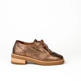 Zapato acordonado color bronce de cuero vacuno con perforaciones decorativas, taco de madera con folia en cuero de 4cm y entre suela de goma de 1,5cm. Horma de punta redonda y cómoda.