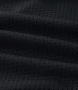 Bermuda masculina negra de microfibra con textura de perforaciones, cintura elástica ajustable con cordón y bolsillos.