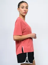 Remera deportiva celeste con logo Umbro estampado en el pecho.