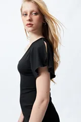 Minivestido negro de fiesta, con un solo hombro y manga corta con volado.
