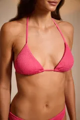 Traje de baño de dos piezas color ocre, con corpiño triangular y bombacha clásica.