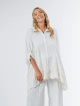 Maxi camisa color blanco de lino bordado con manga abullonada y calce amplio.