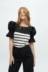 Blusa con mangas cortas fruncidas, mezcla lino broderie en el escote con tela de tejido de punto.