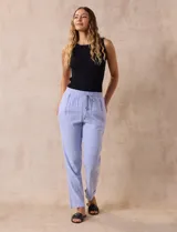 Pantalón de lino color celeste, marca Cable & Gauge. Tiene pretina ancha elastizada con lazo de ajuste, bolsillos delanteros y botamanga.