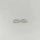 Aros tipo argolla de plata 925 con diseño cruzado y acabado satinado.