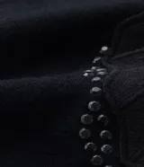 Remera negra de algodón con cuello redondo, mangas cortas y bordado de mariposa con aplicación de strass.