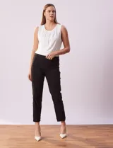 Pantalón negro de gabardina elastizada con pretina ancha elastizada, bolsillos delanteros simulados, bolsillos traseros aplicados y ruedo calado.