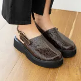 Sueco de cuero vacuno color negro con detalle de textura tipo cocodrilo.