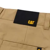 Pantalón chino color beige, de corte recto, con bolsillos laterales y traseros.